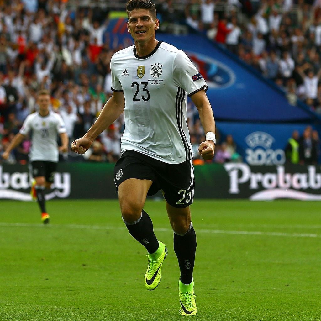 Mario Gomez beim Spiel Nordirland gegen Deutschland bei der Fussball-EM 2016 in Paris