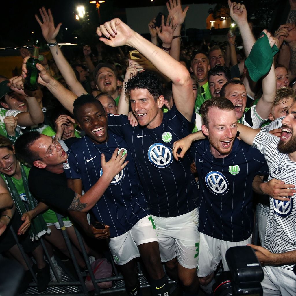 Mario Gomez mit Mannschaft und Fans