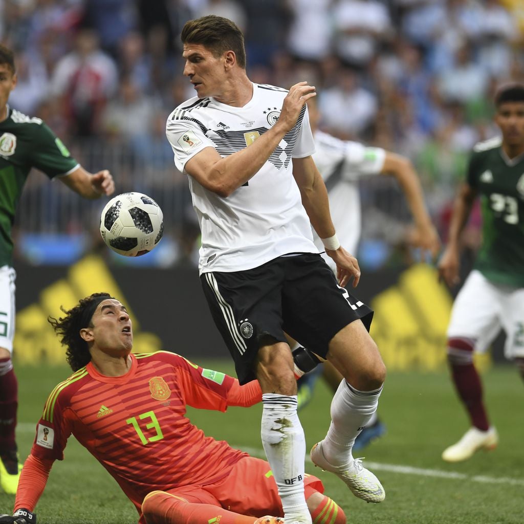 Mario Gomez im Kampf mit Mexikos Torwart Guillermo Ochoa während des WM-Spiels