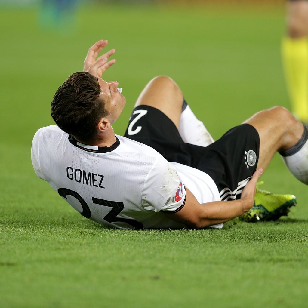 Mario Gomez verletzt sich beim Spiel Deutschland gegen Italien bei der Fussball-EM in Bordeaux