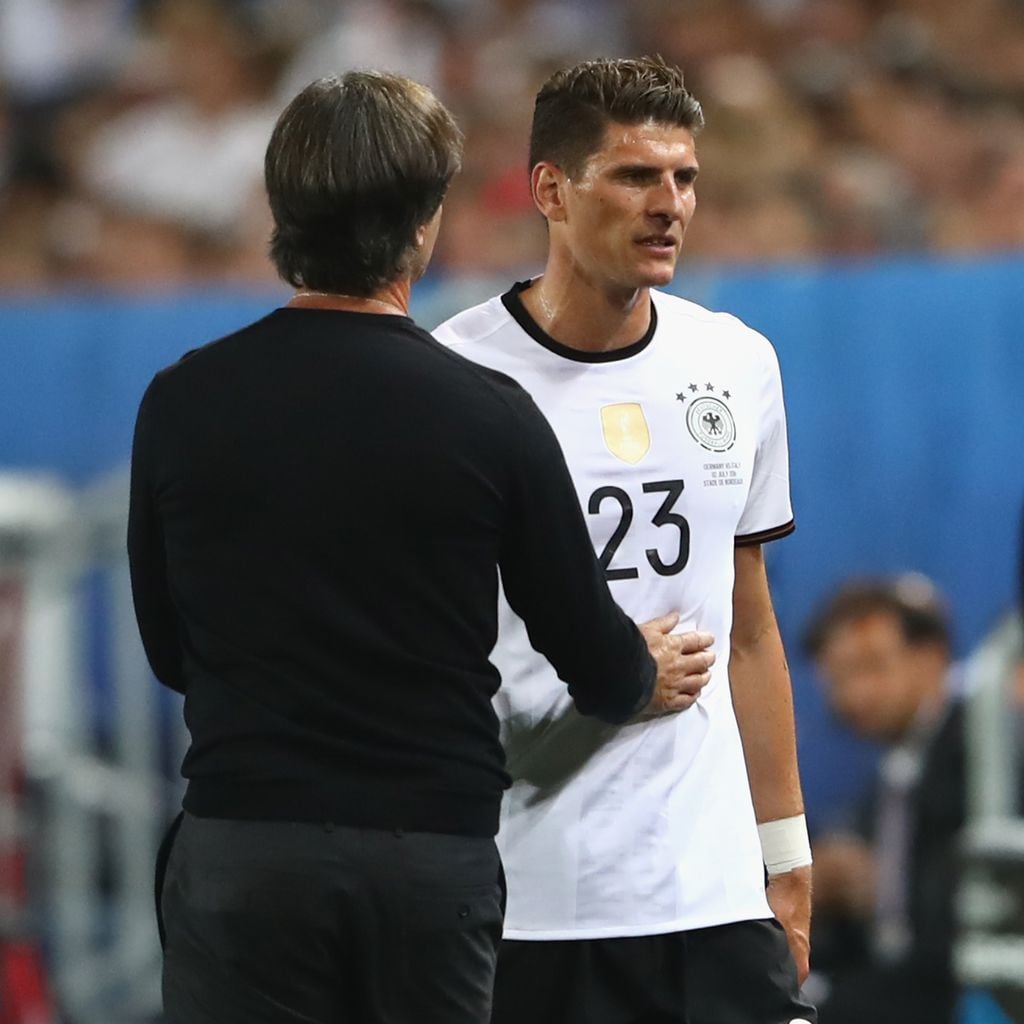 Mario Gomez und Bundestrainer Joachim Löw beim EM-Spiel in Bordeaux 2016