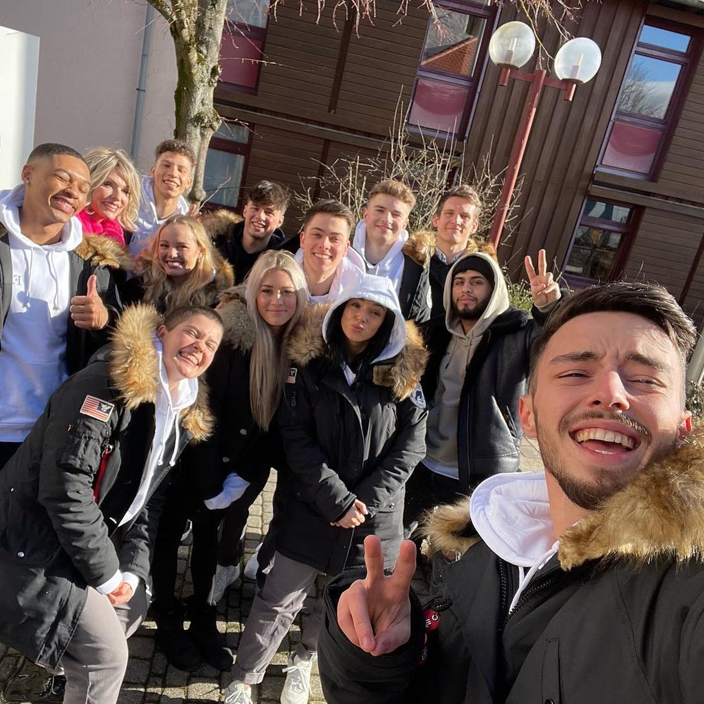 Mario Novembre mit dem "Das Internat"-Cast im Februar 2022