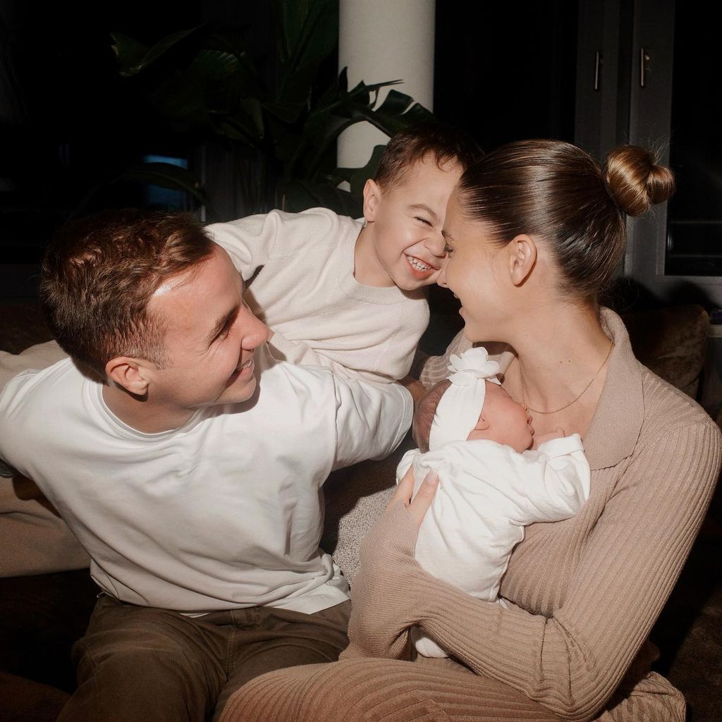Mario und Ann-Kathrin Götze mit ihren Kindern Gioia und Rome