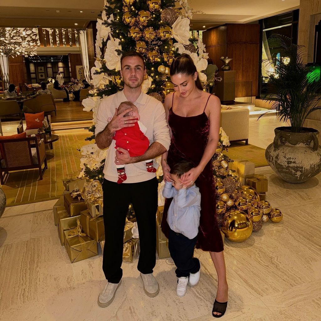 Mario und Ann-Kathrin Götze mit ihren Kindern, 2023