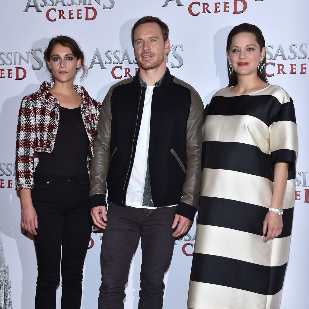 Marion Cotillard (li.) beim Photocall für "Assassin's Creed" in Paris