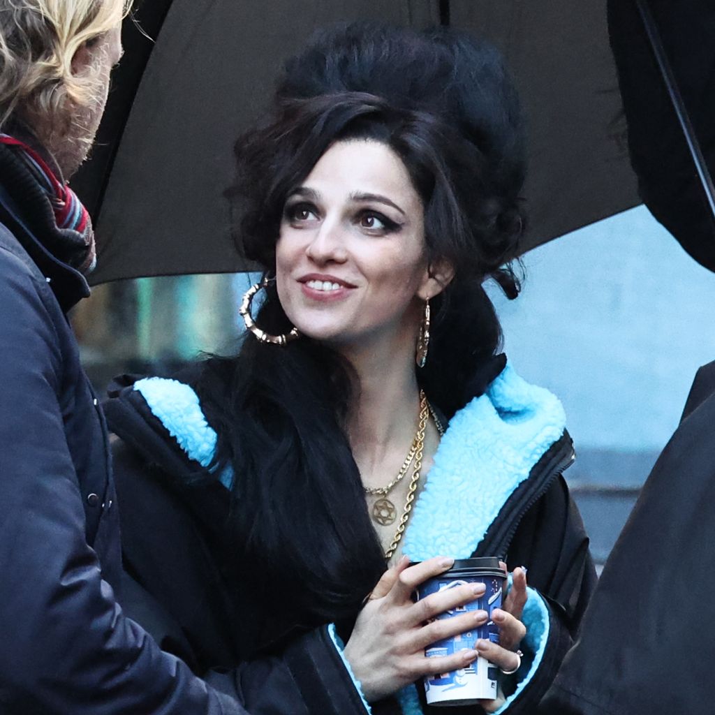 Marisa Abela als Amy Winehouse am Set von "Back to Black", 2023