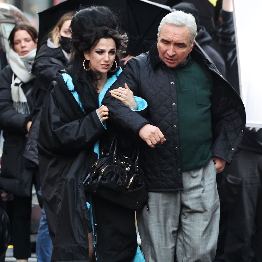 Marisa Abela und Eddie Marsan als Amy Wine house und Mitch Winehouse am Set von "Back to Black"