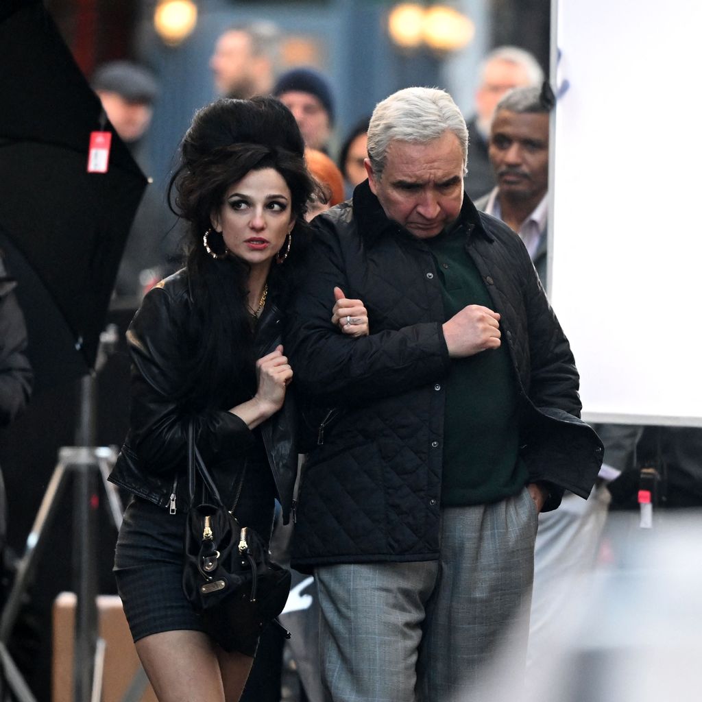 Marisa Abela und Eddie Marsan am Set von "Back To Black"