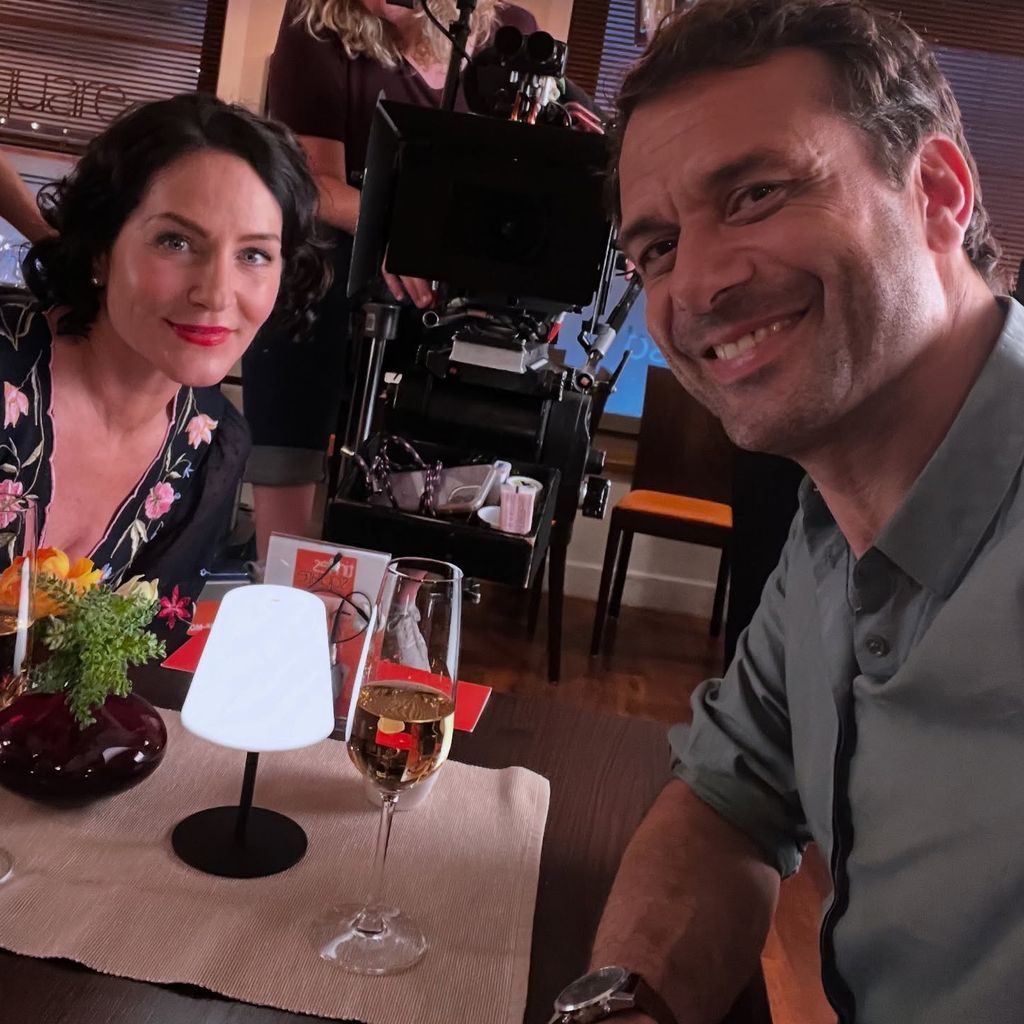 Marisa Burger und Kai Schumann bei Dreharbeiten von "Die Rosenheim Cops"