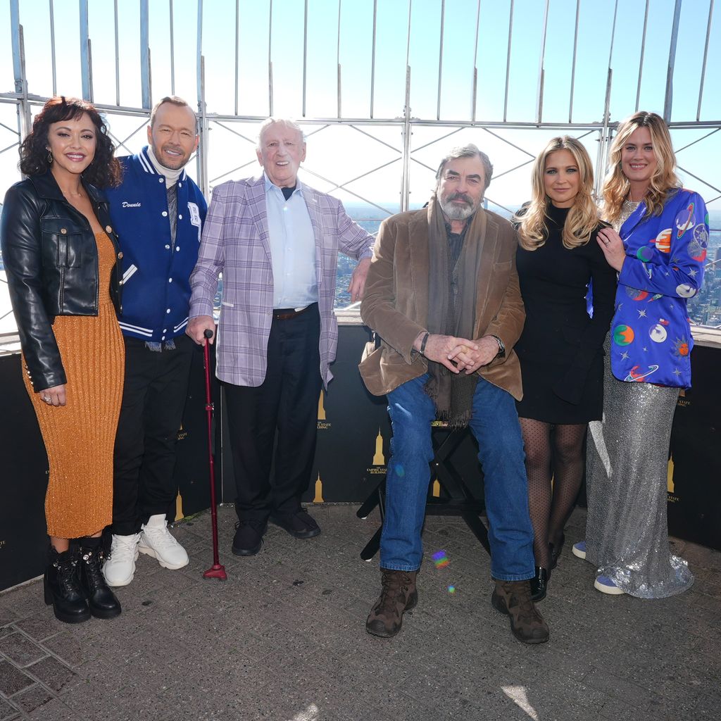 Marisa Ramirez, Donnie Wahlberg, Len Cariou, Tom Selleck, Vanessa Ray und Abigail Hawk feiern die finale Staffel von "Blue Bloods"