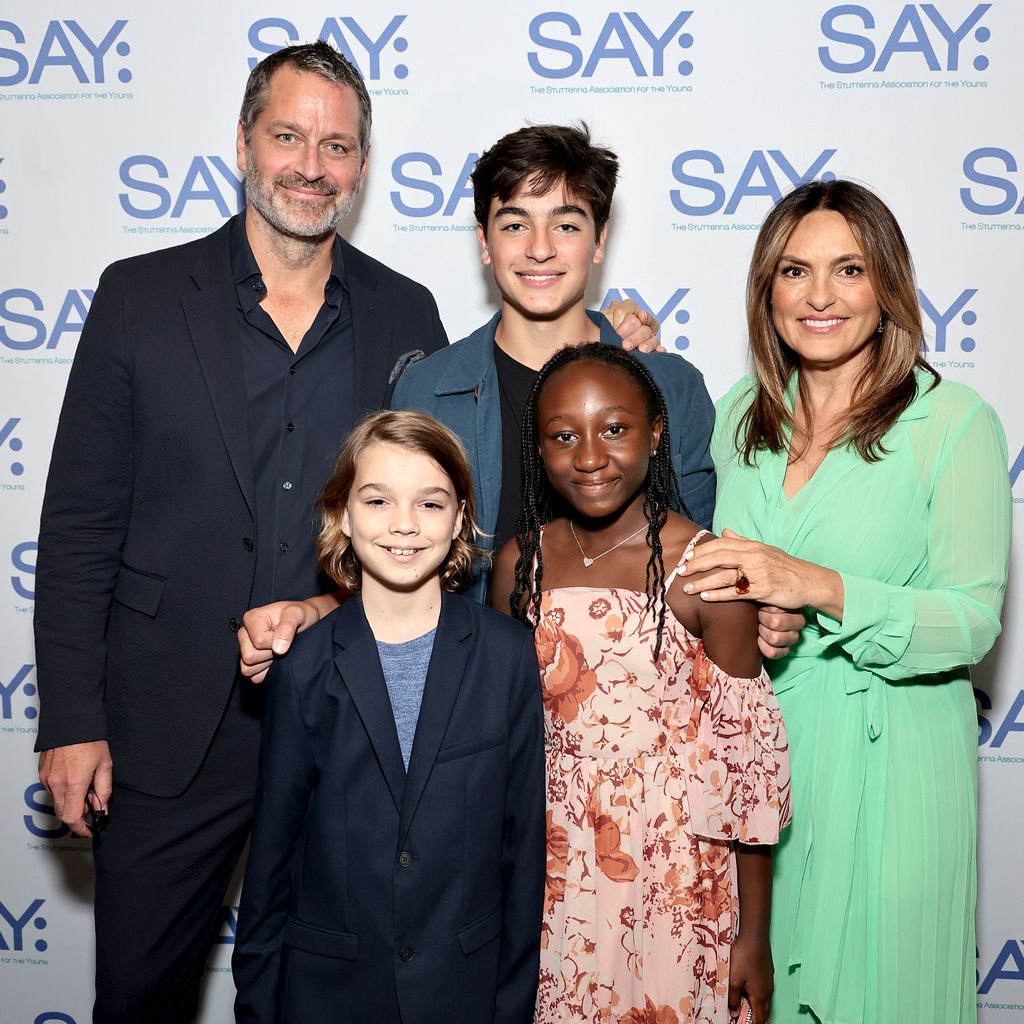 Mariska Hargitay mit ihrem Mann Peter Hermann und ihren Kindern August, Andrew und Amaya