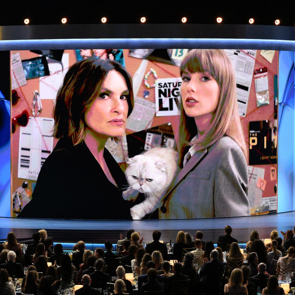 Mariska Hargitay und Taylor Swift mit Katze Olivia Benson auf der Leinwand bei den 78. Primetime Emmy Awards in Los Angeles