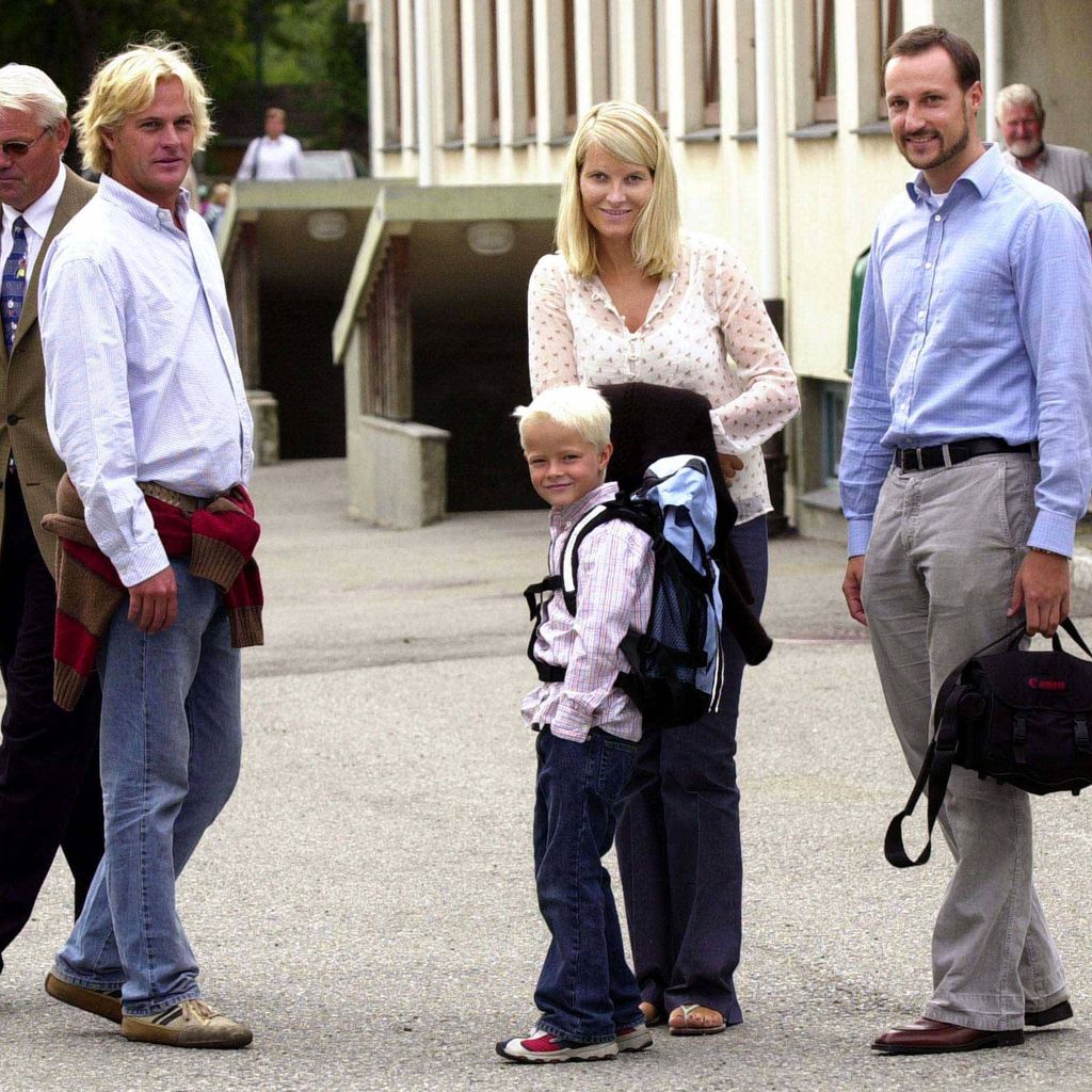 Marius Borg Høiby mit seiner Mutter Mette-Marit, Kronprinz Haakon und Vater Morten Borg am ersten Schultag an der Jansløkka-Schule in Asker, 2003