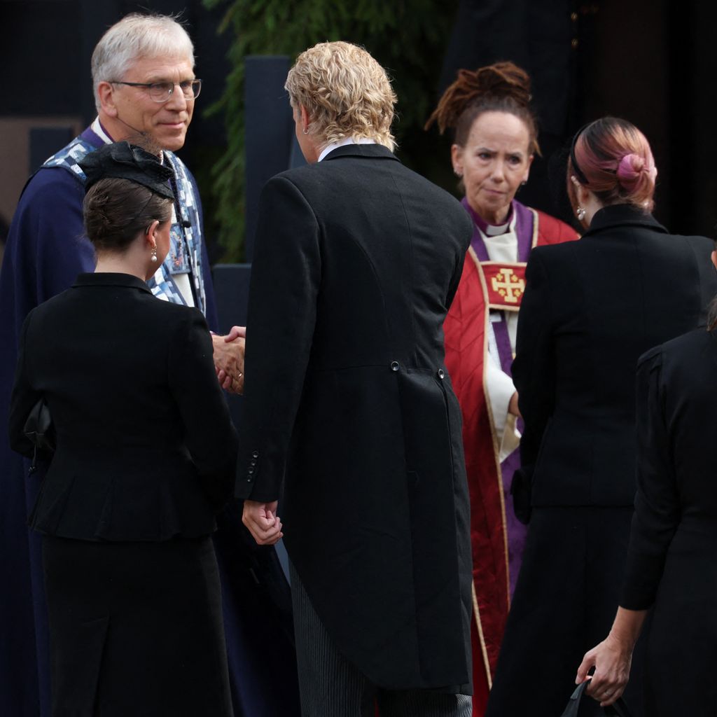Marius Borg Høiby wird vor dem Osloer Dom von Olav Fykse Tveit und Sunniva Gylver zur Ankunft des Sargs von König Harald V begrüßt