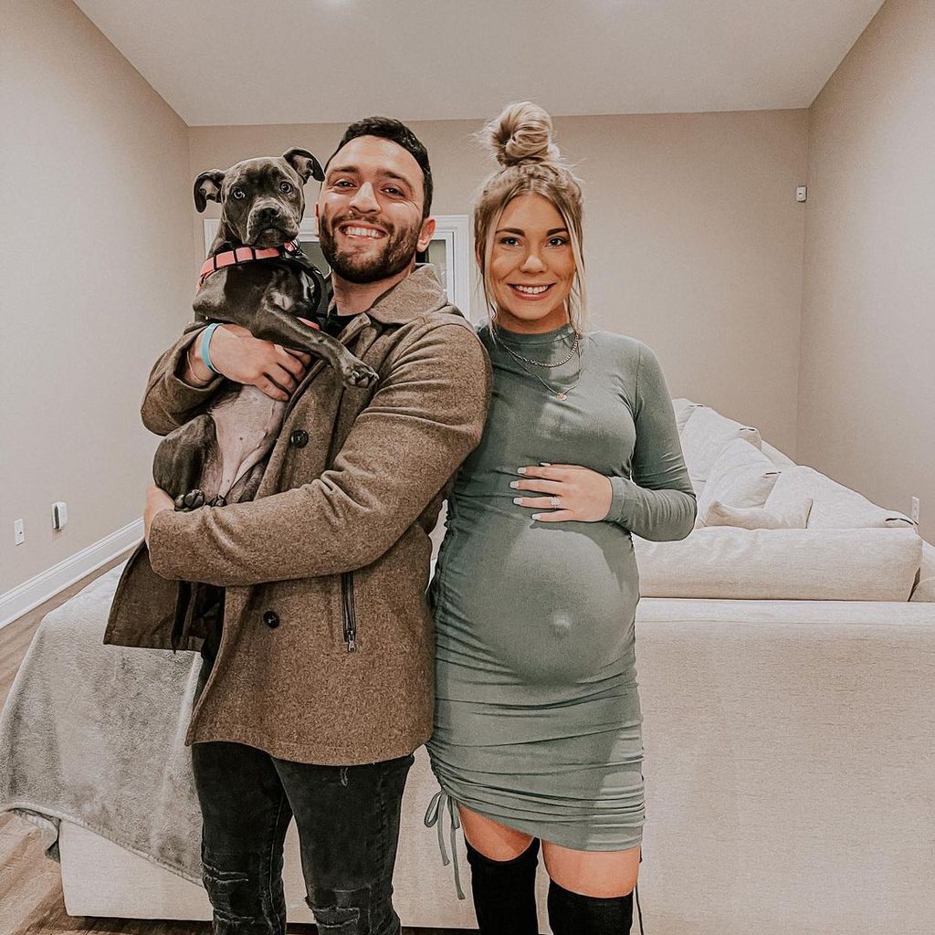 Mark Cuevas und seine Verlobte Aubrey Rainey mit ihrem Hund