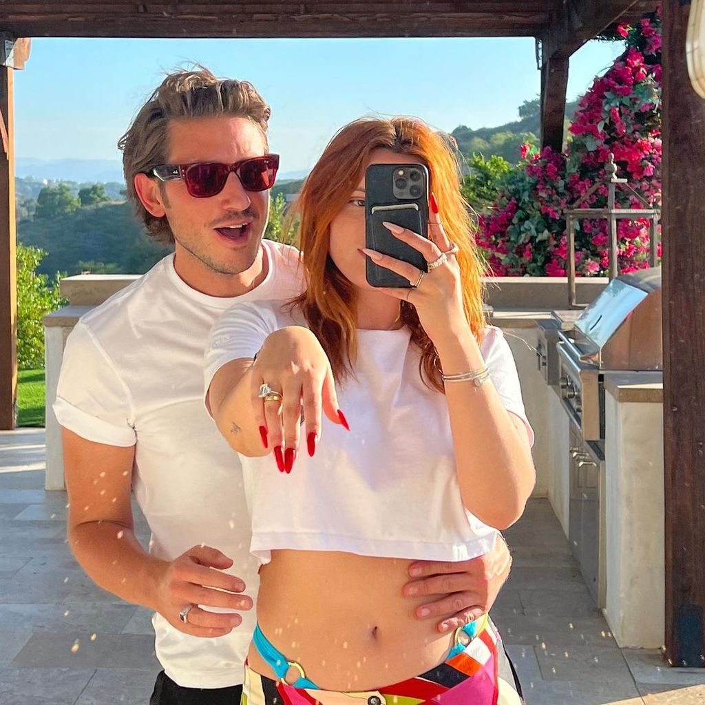 Mark Emms und Bella Thorne