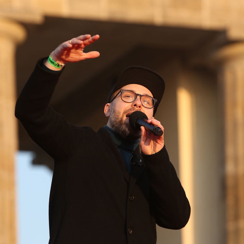 Mark Forster vor dem Brandenburger Tor