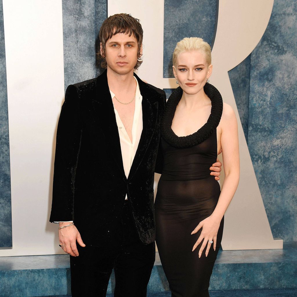 Mark Foster und Julia Garner bei der Vanity Fair Oscar Party 2023 in Beverly Hills