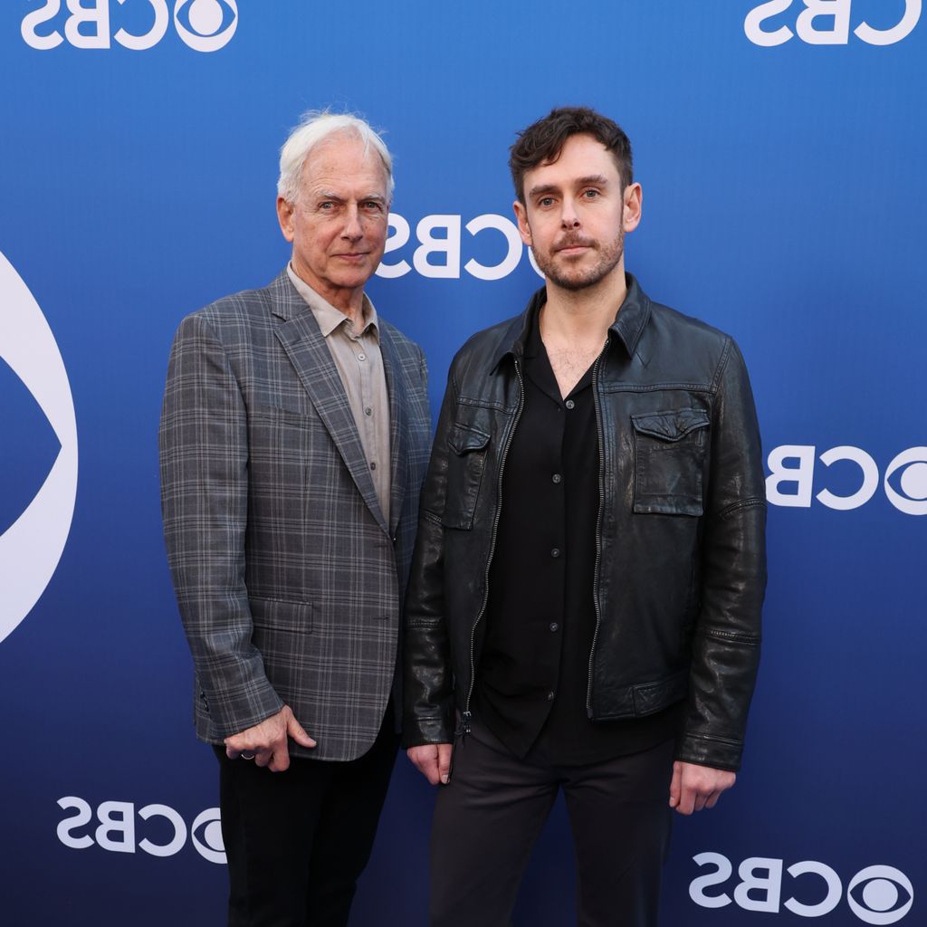 Mark Harmon und sein Sohn Sean posieren