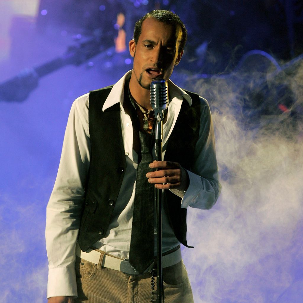 Mark Medlock performt