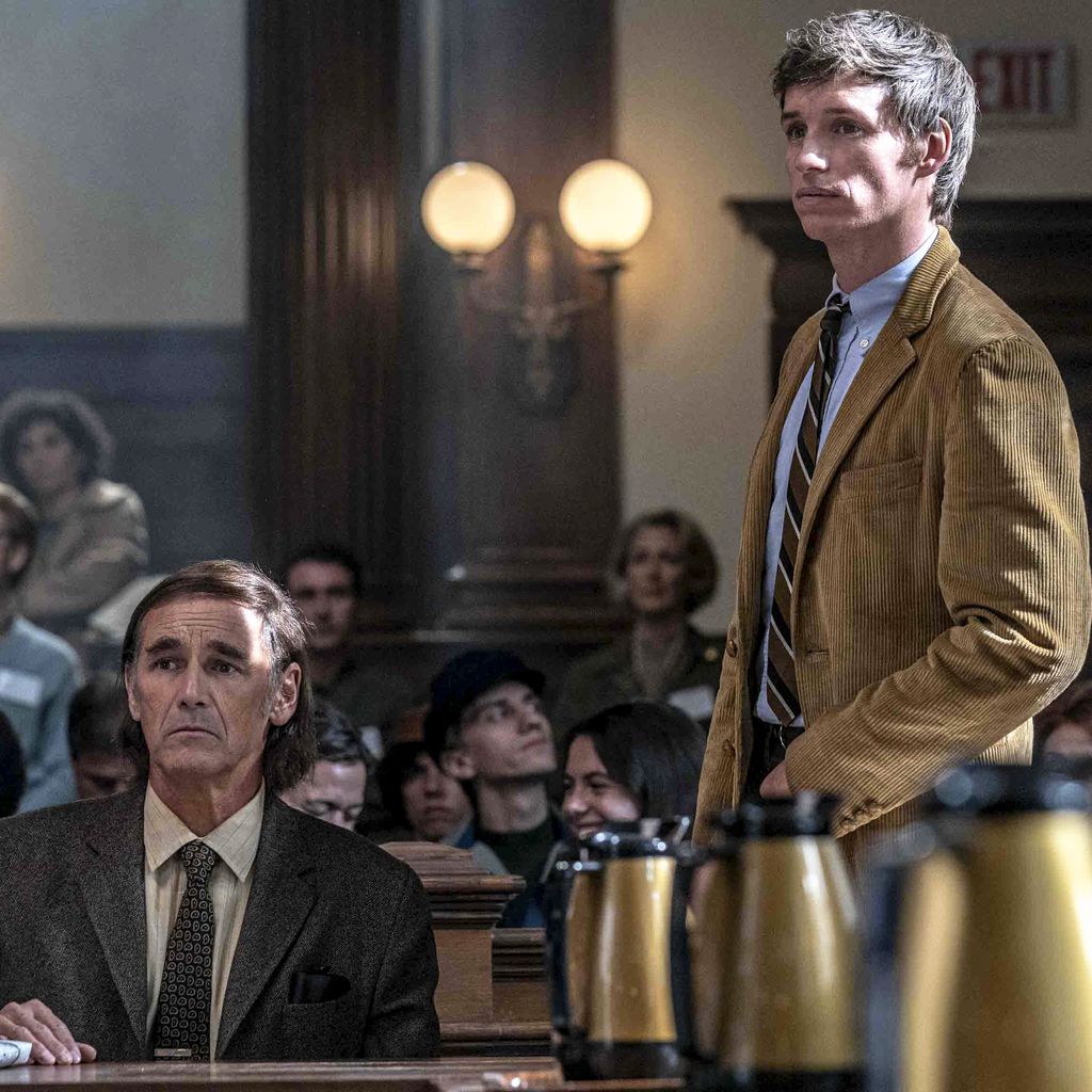 Mark Rylance und Eddie Redmayne in einer Szene aus "The Trial of the Chicago 7"