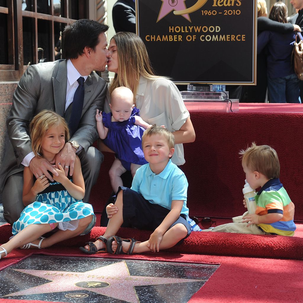 Mark Wahlberg mit seiner Frau Rhea Durham und ihren vier Kindern