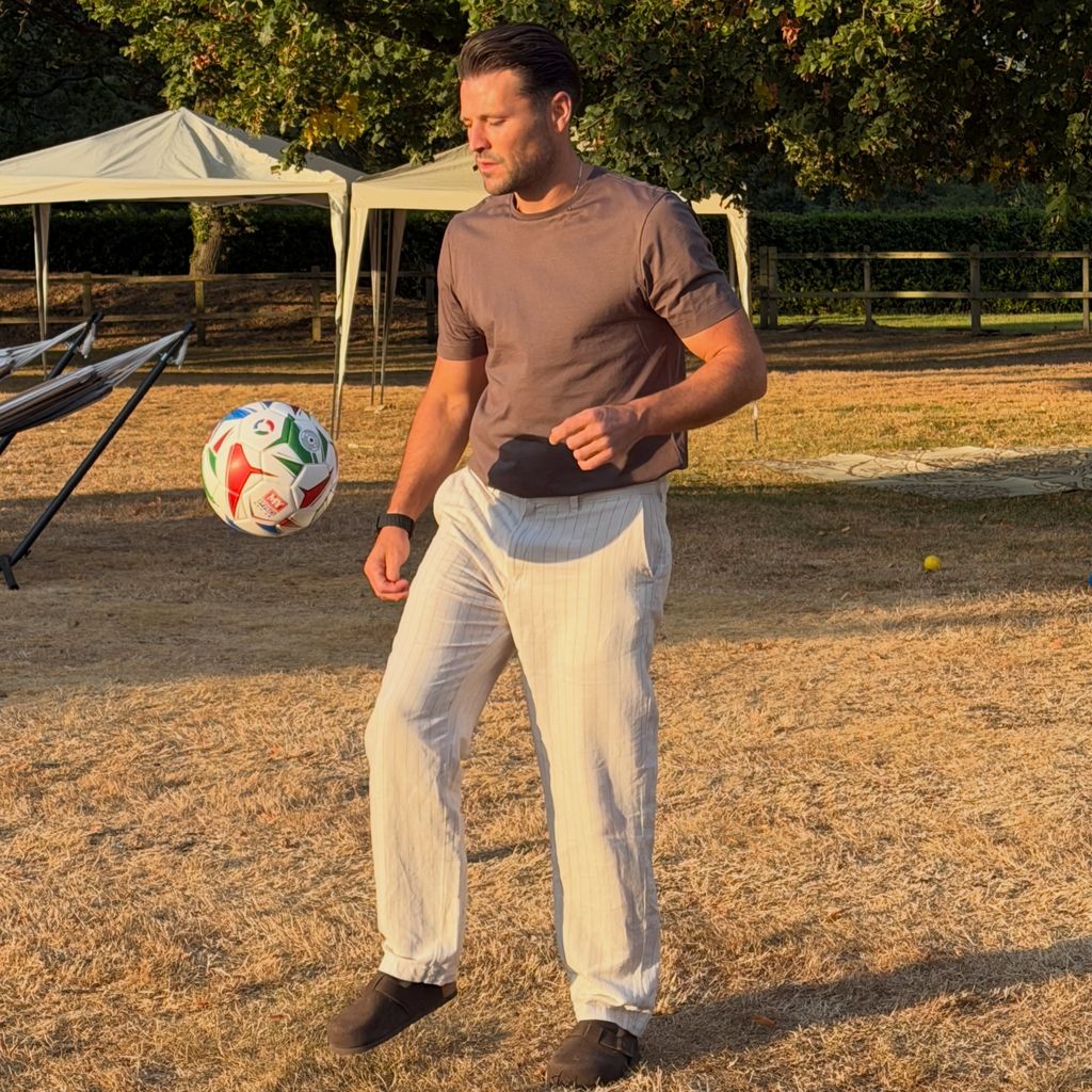 Mark Wright spielt Fußball auf vertrocknetem Rasen, 2026