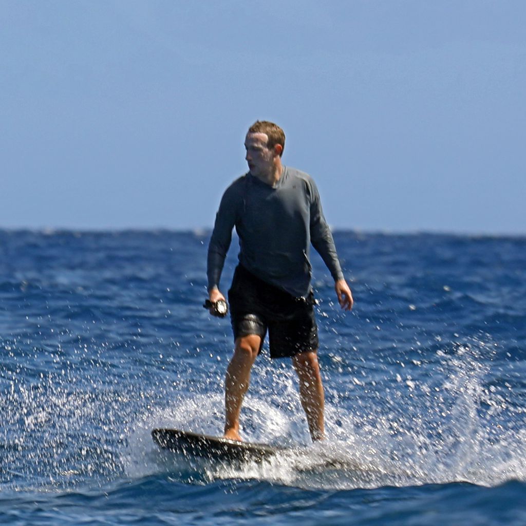 Mark Zuckerberg auf einem eFoil-Surfbrett im Jahr 2020