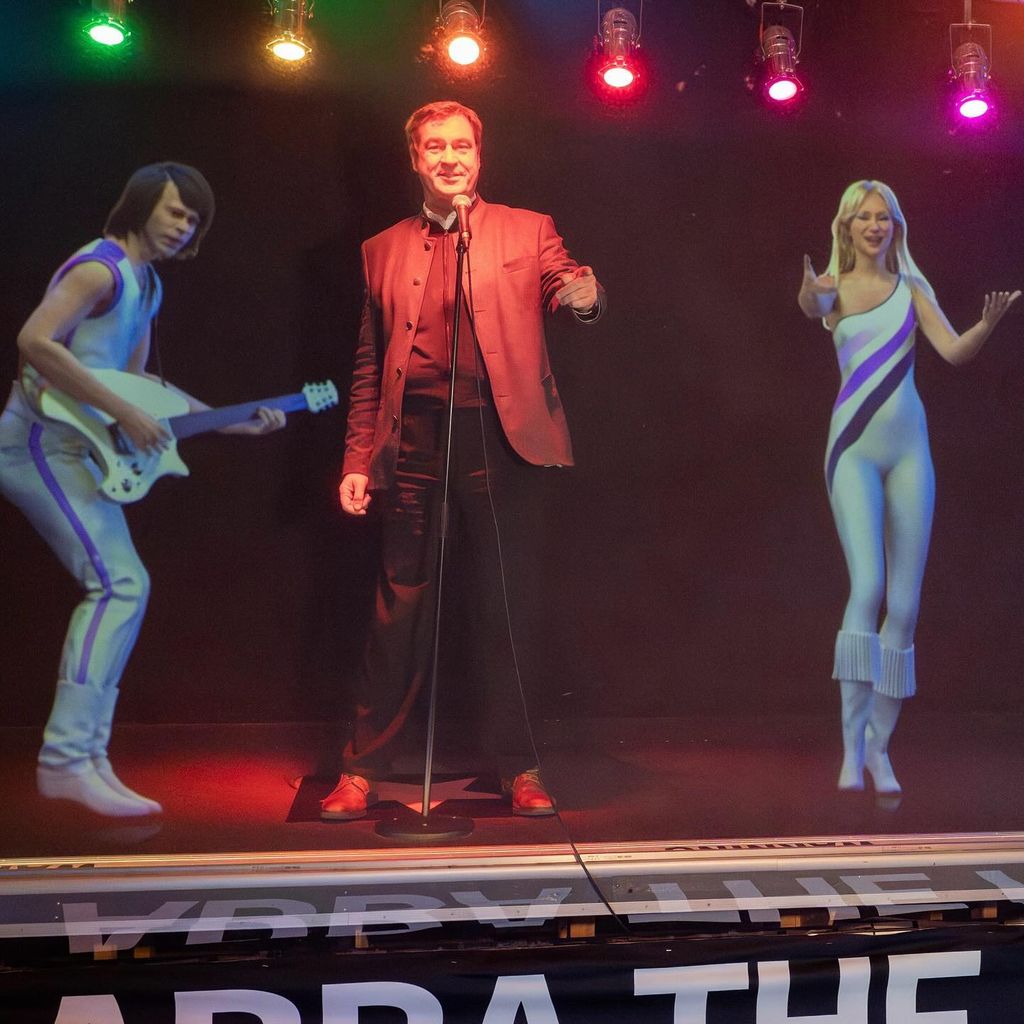 Markus Söder singt auf der Bühne des ABBA-Museums