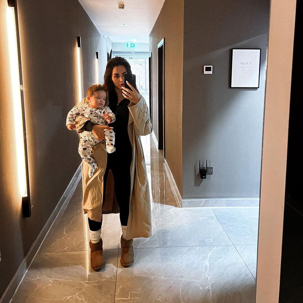 Marnie Simpson mit Sohnemann Oax, Dezember 2022