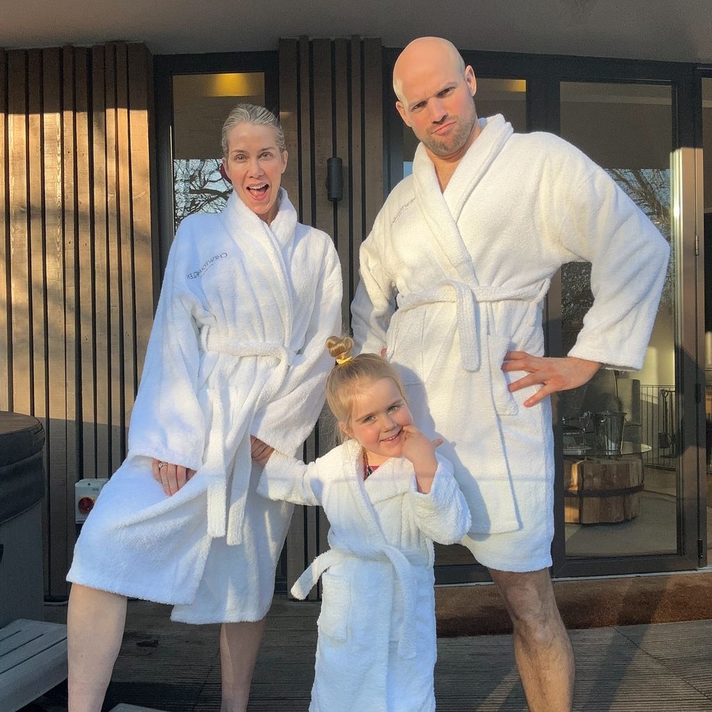 Kate Lawler und Martin Bojtos mit ihrer Tochter, Januar 2025