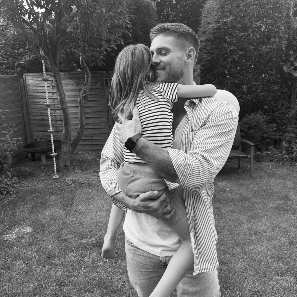 Ex-Bachelor Martin Braun mit seinem Kind, Juli 2025