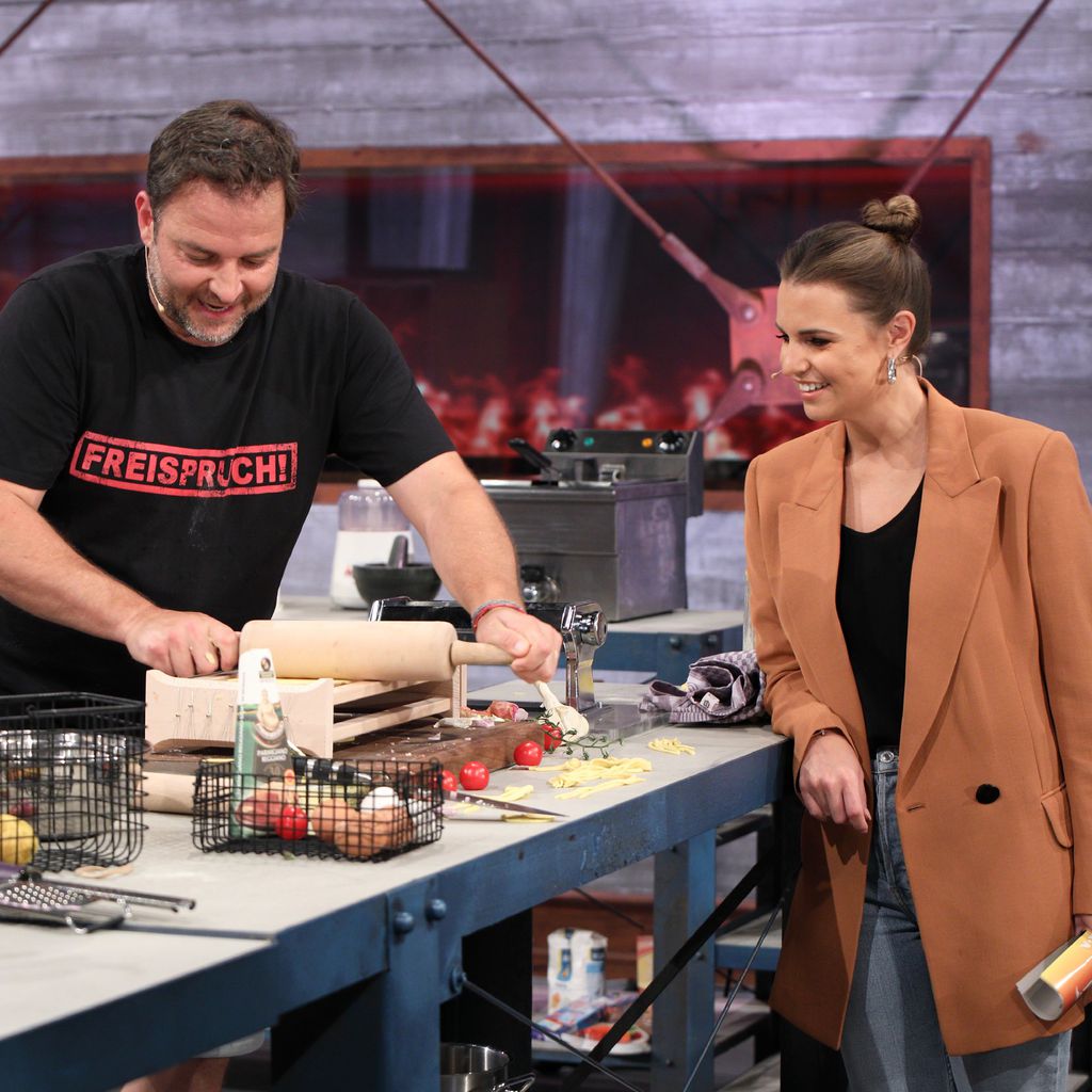 Martin Rütter und Laura Wontorra bei "Grill den Henssler"