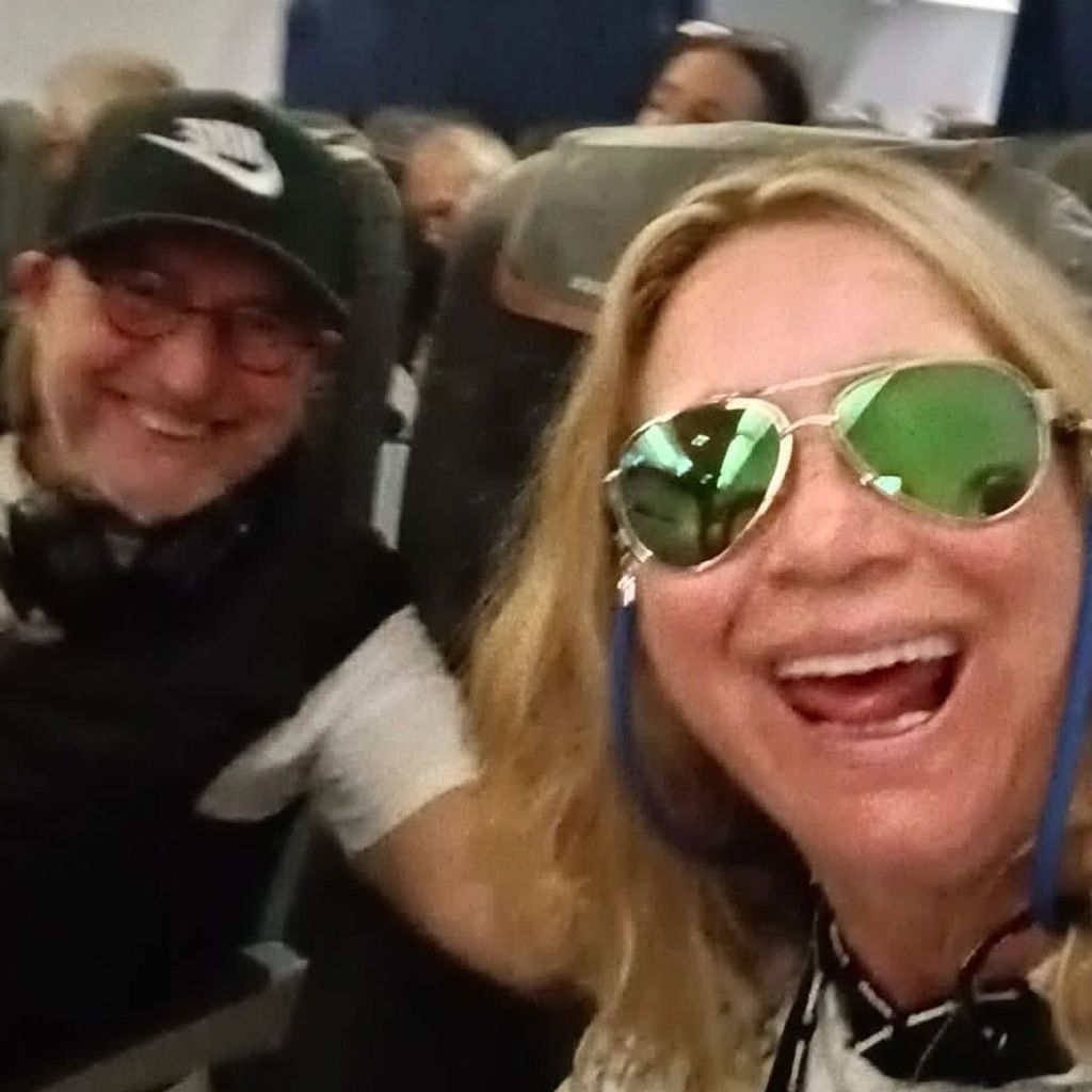 Martin Semmelrogge mit seiner Begleitung im Flieger