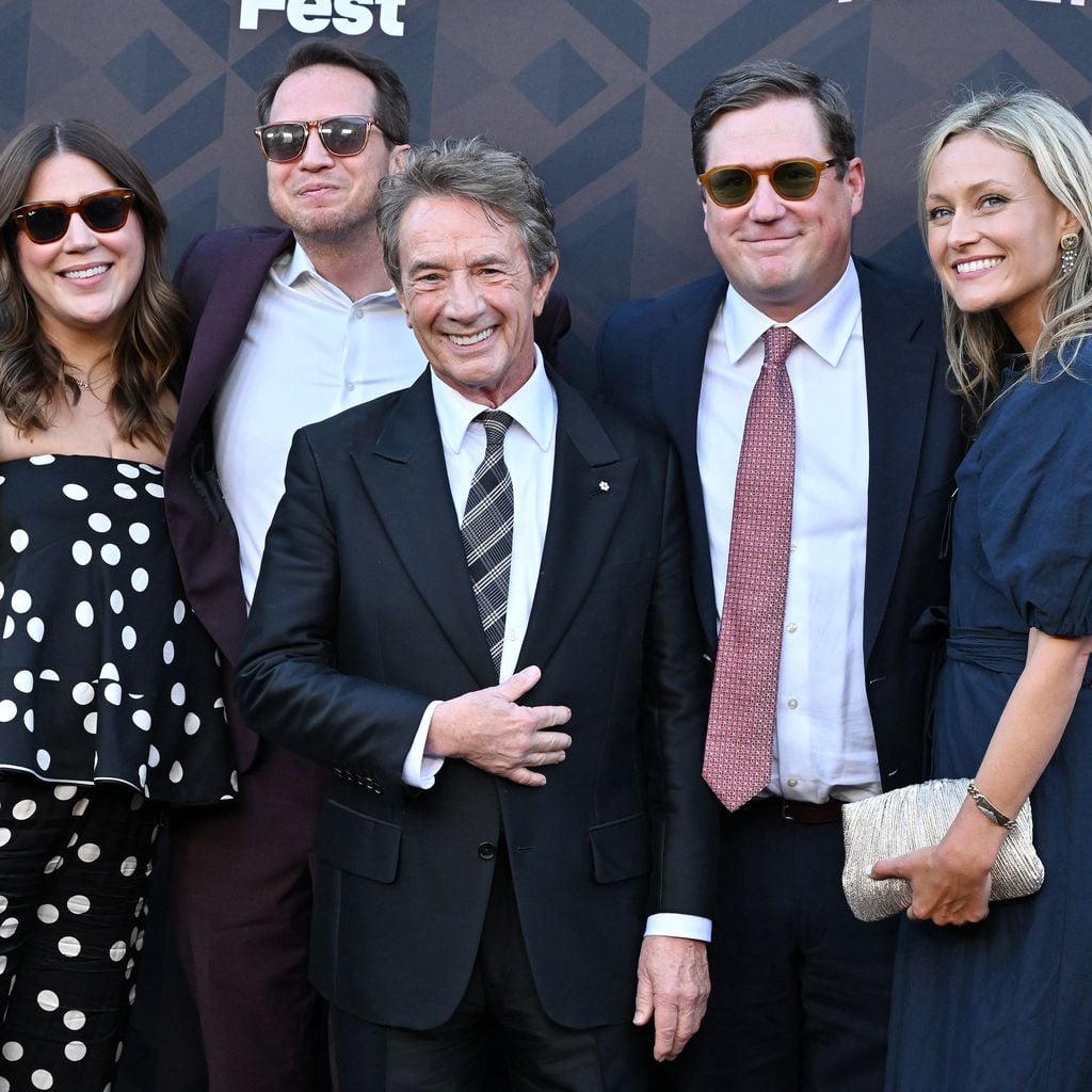 Martin Short seinen Söhnen Henry und Oliver und ihren Partnerinnen bei der Premiere der Doku "Marty, Life Is Short" in L.A., Mai 2026