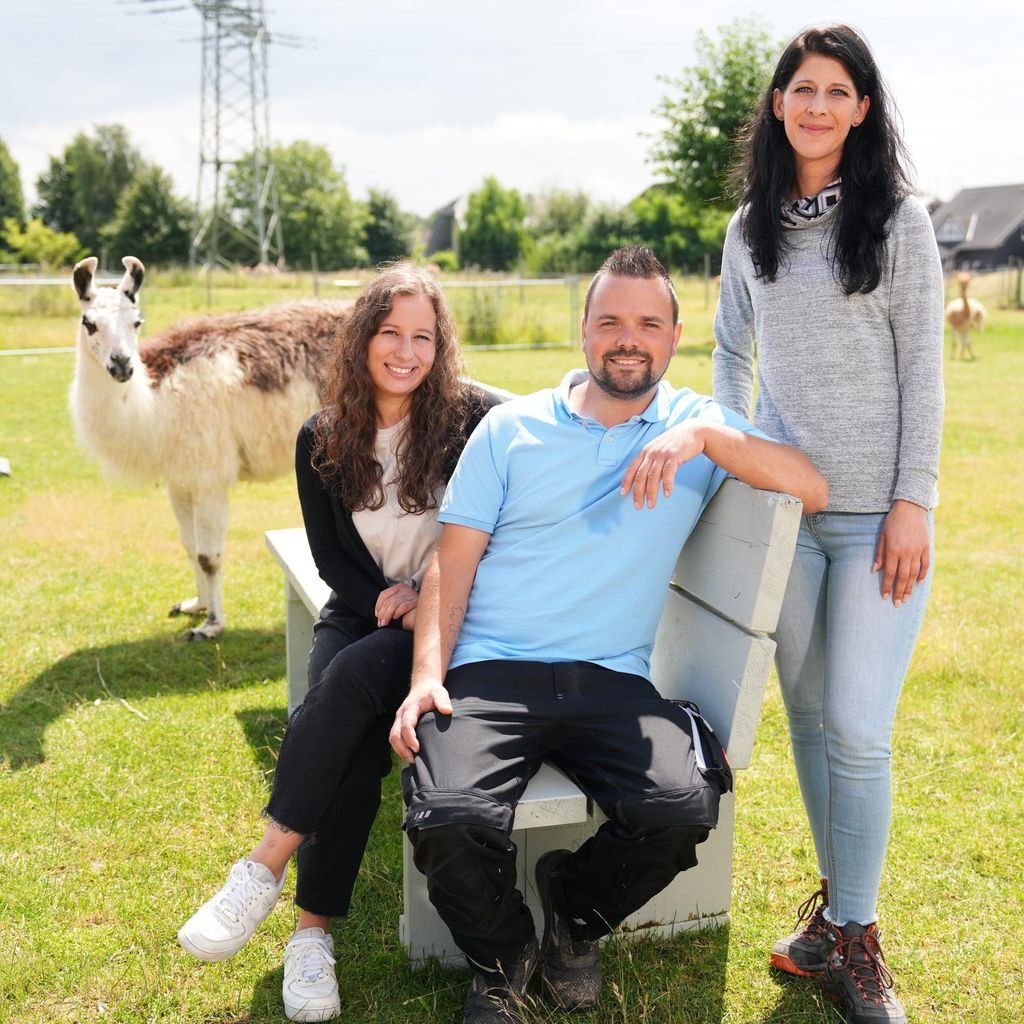 Marvin mit Eva und Sabrina, Teilnehmer von "Bauer sucht Frau" 2024