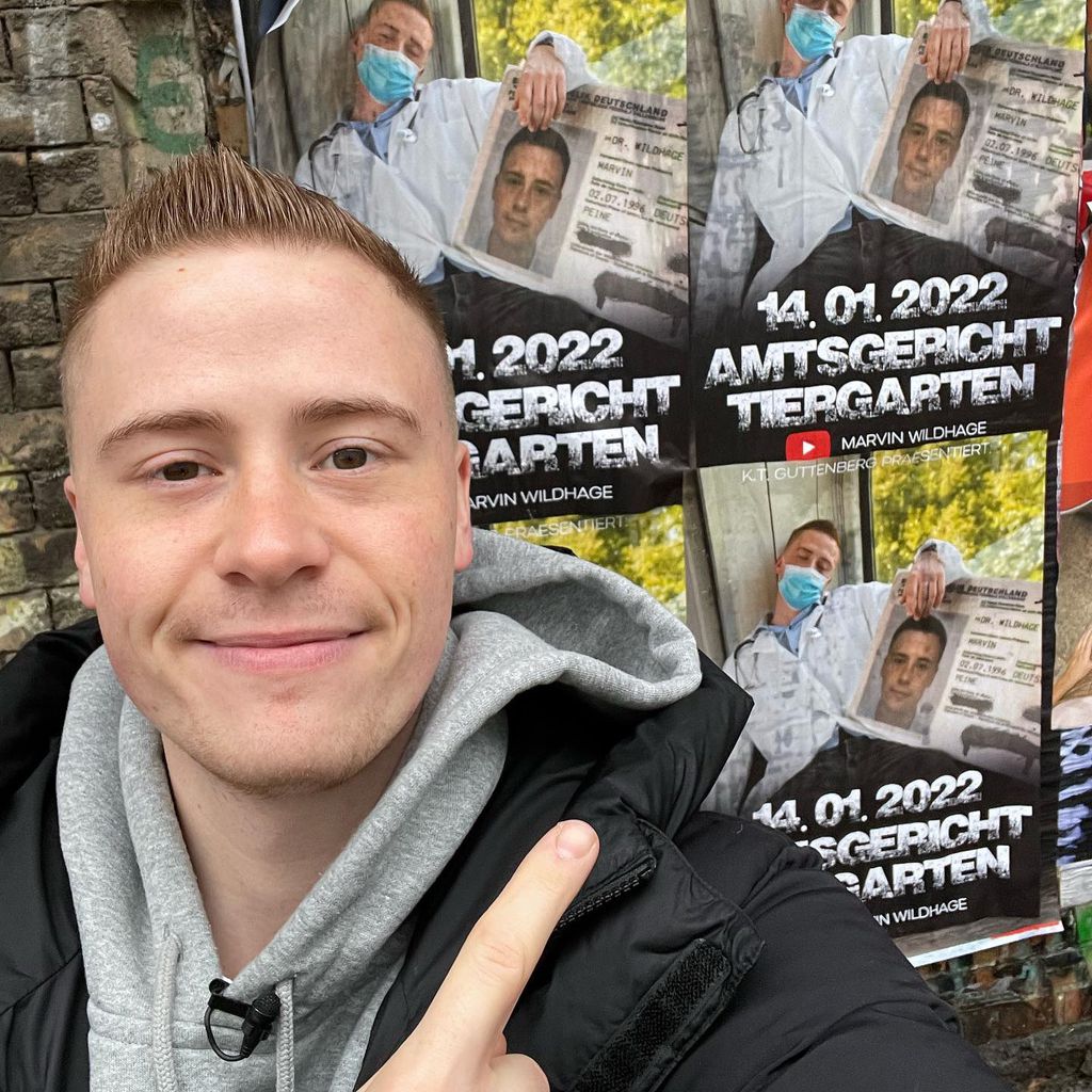 Marvin Wildhage mit seinen Postern zum Gerichtsprozess