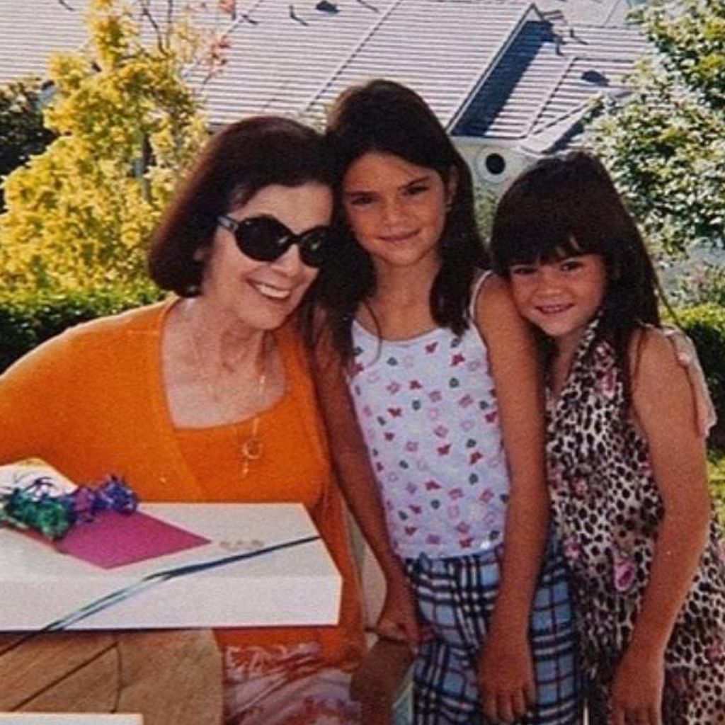 Mary Jo Campbell mit ihren Enkelinnen