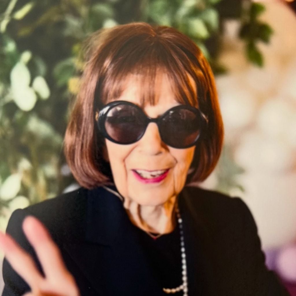 Mary Jo posiert