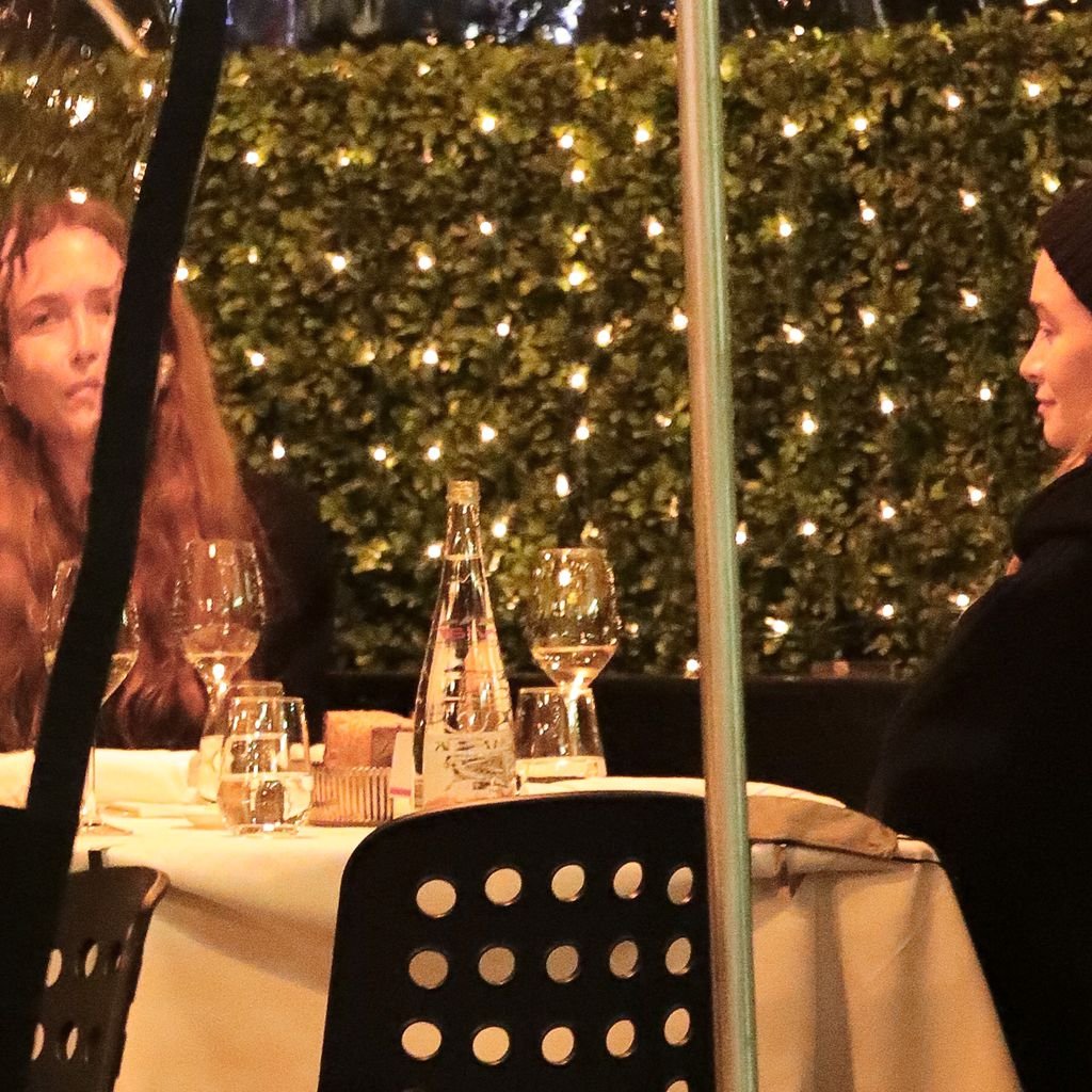 Mary-Kate und Ashley Olsen in einem New Yorker Restaurant