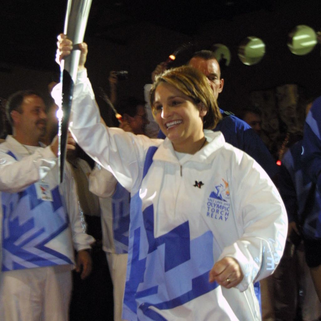 Mary Lou Retton mit der olympischen Fackel 2002