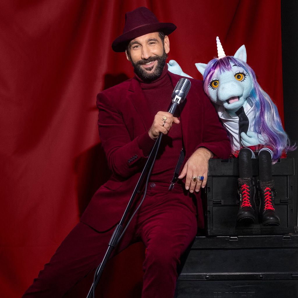 Massimo Sinató und Einhorn-Puppe Didi Rakete bei "Pretty in Plüsch"