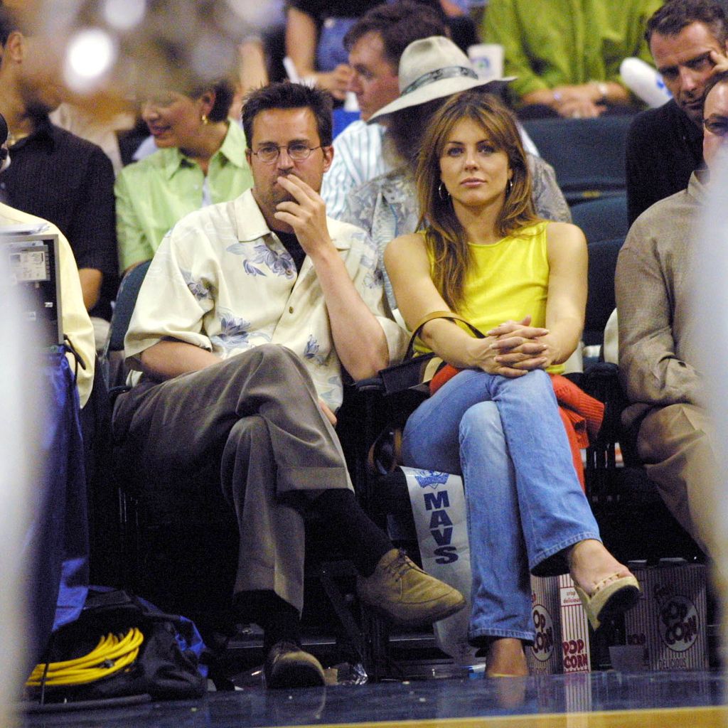 Mathew Perry und Elizabeth Hurley im Mai 2001 in Dallas