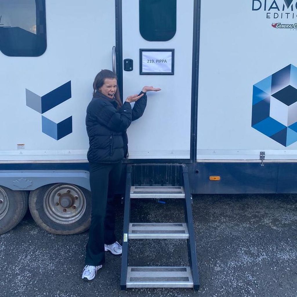 Matilda Broadbridge am Set von "The Crown"