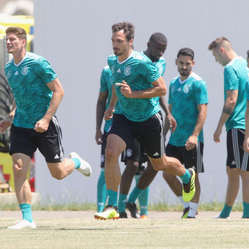 Mats Hummels (Mitte) beim Training mit der Nationalmannschaft