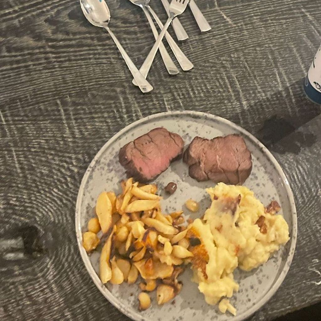 Céline Bethmann beim Abendessen, April 2022