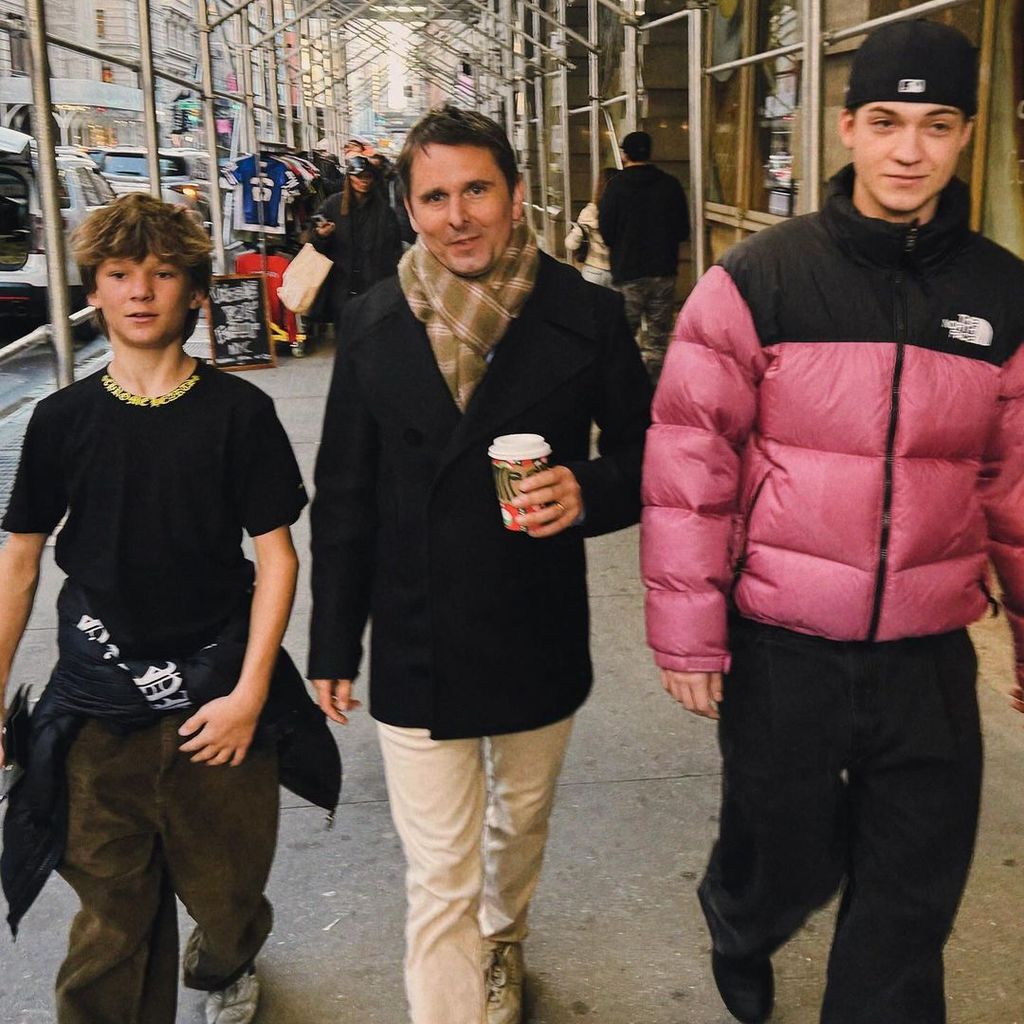 Matt Bellamy mit seinen Söhnen in New York