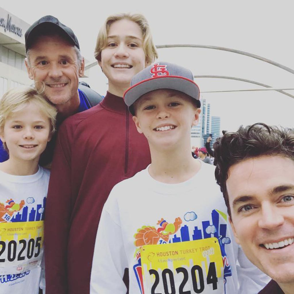 Matt Bomer (r.) mit seinem Mann Simon Hall und den Zwillingen Walker und Henry, November 2018