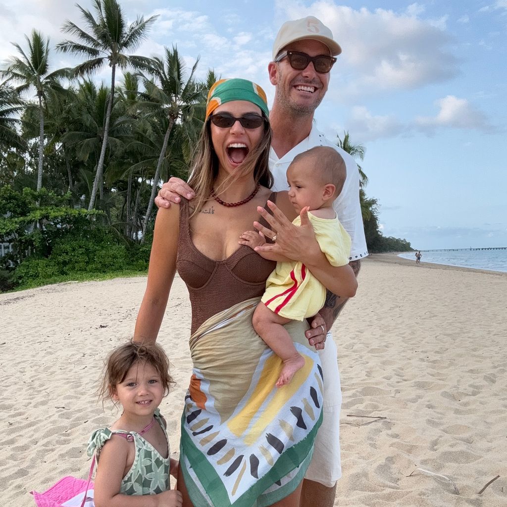 Matt Poole und Annelyse posieren mit ihren Kindern, November 2025