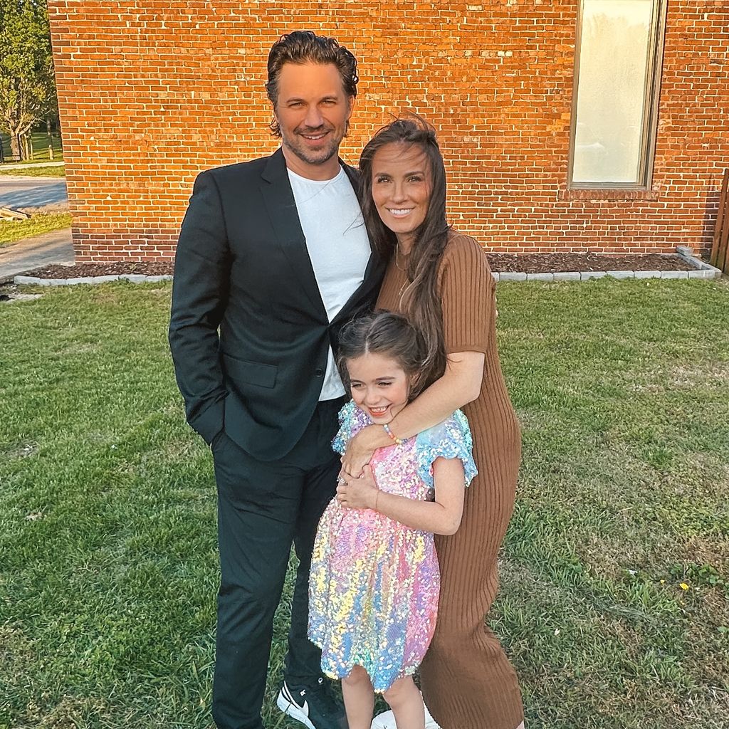 Matt und Angela Lanter mit ihrer Tochter, April 2025
